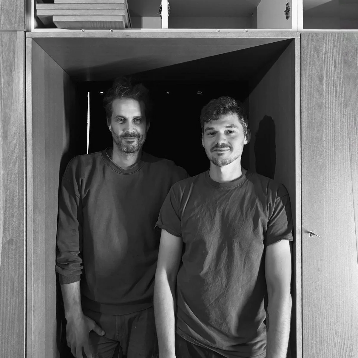 Das WALDRAUM Team — Martin und Kollege in der Werkstatt